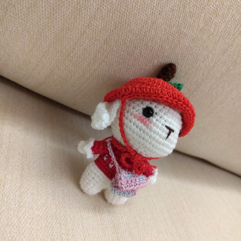 戴著蘋果帽子的兔子 娃娃