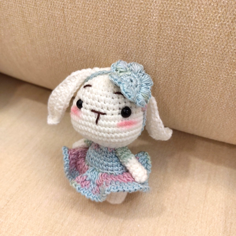 戴著藍色髮帶的兔子